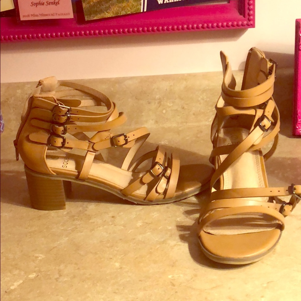 I am selling these size 8 (US) sandal heels!
